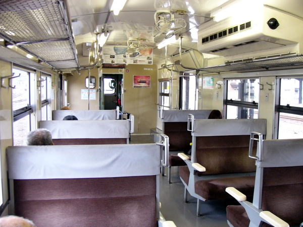 キハ４７の車内。座れば急行「つやま」と一緒。